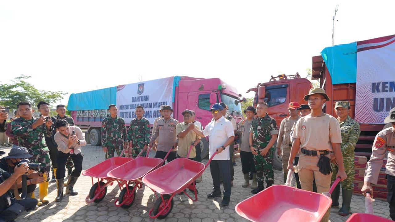 Menteri Dalam Negeri menyerahkan bantuan gerobak dorong untuk pemulihan pascabencana Aceh Tamiang