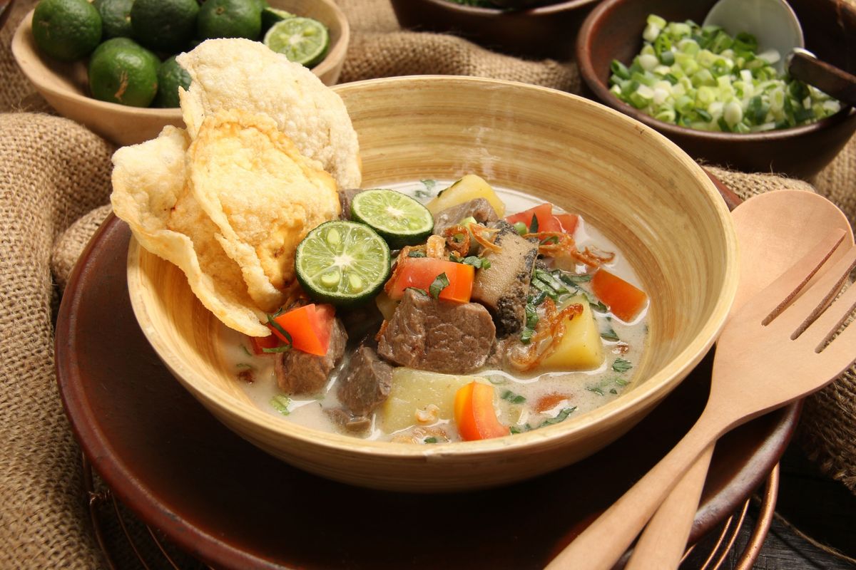 Soto Betawi dan Sate Madura sebagai kuliner khas Jawa yang masuk peringkat dunia versi TasteAtlas