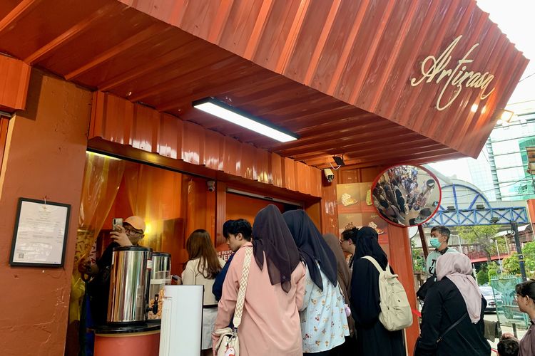 Keramaian kawasan kuliner Blok M Jakarta Selatan saat akhir pekan