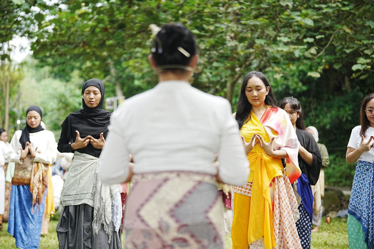 Praktik Yoga Beksan yang memadukan gerak tari Jawa dan pengaturan napas dalam suasana budaya tradisional.