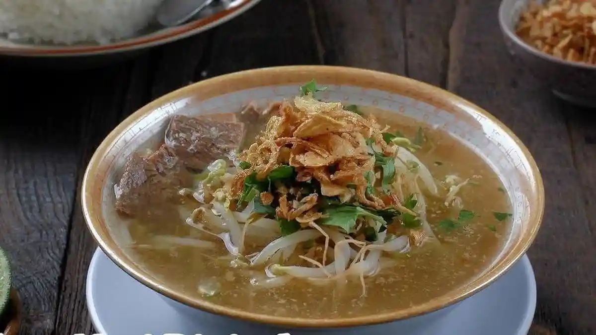 Semangkuk soto seger Boyolali dengan kuah bening hangat