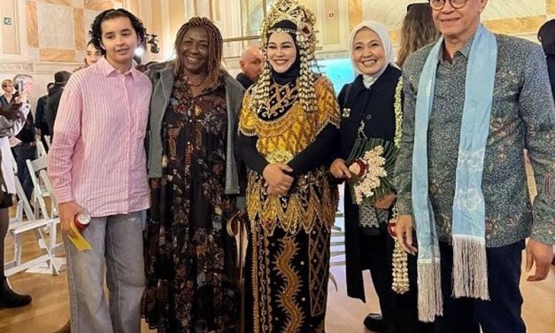 Pesona Kain Sasirangan Tanah Laut Curi Perhatian Publik Belgia