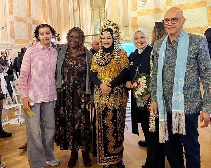 Pesona Kain Sasirangan Tanah Laut Curi Perhatian Publik Belgia