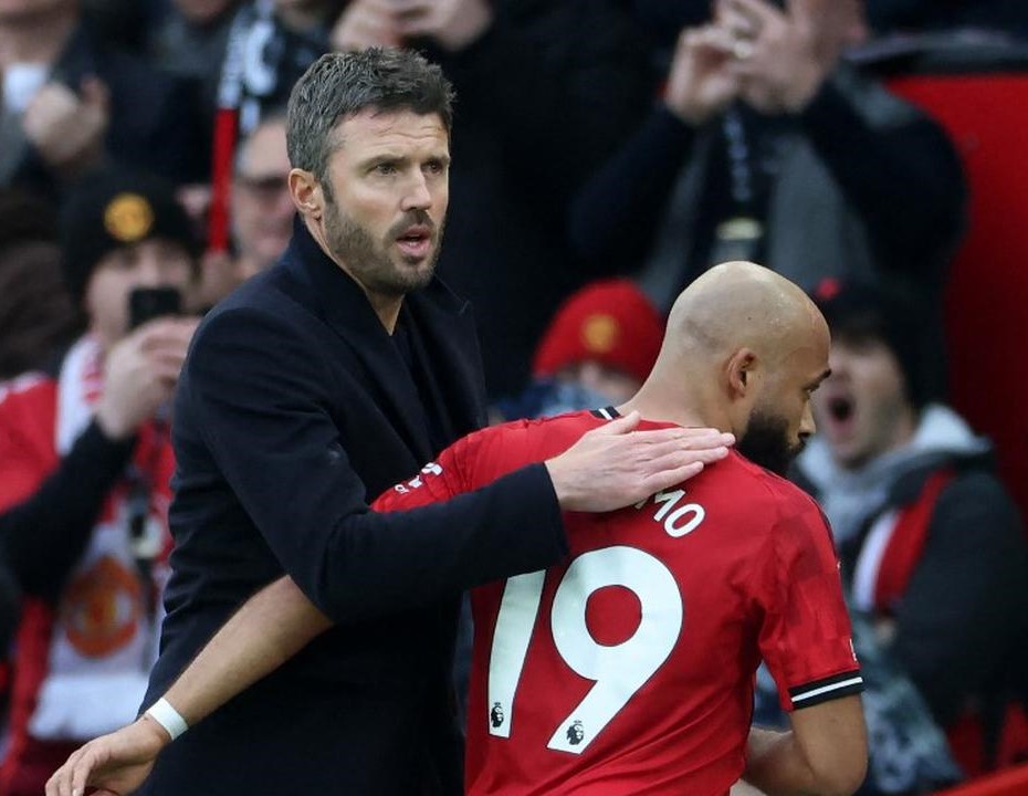 Michael Carrick memberikan instruksi kepada pemain Manchester United di Old Trafford