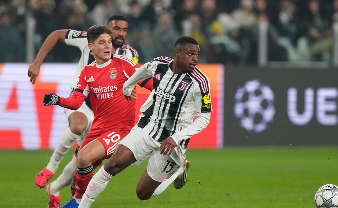 Manchester United mengincar bek Juventus untuk memperkuat lini belakang