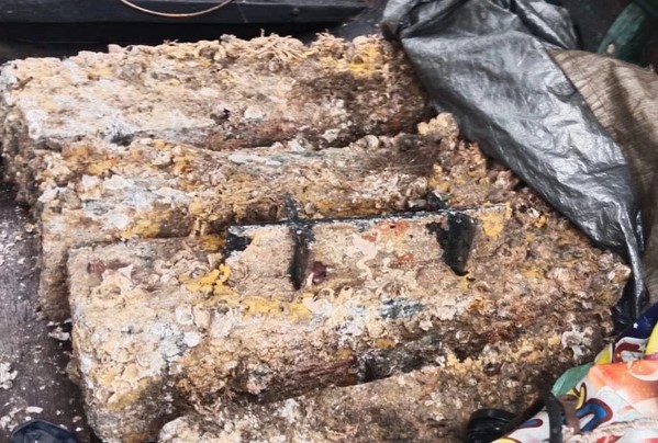 Besi tiang pancang di Jembatan Suramadu yang dicuri. Foto: Dok. Polres Bangkalan