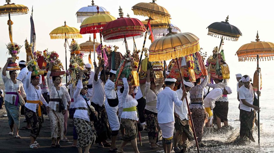 Jelang Nyepi 1948 Saka, Umat Hindu Bali Gelar Prosesi Melasti