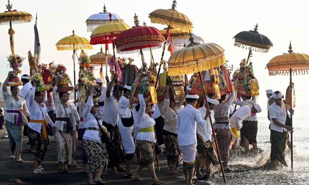 Jelang Nyepi 1948 Saka, Umat Hindu Bali Gelar Prosesi Melasti