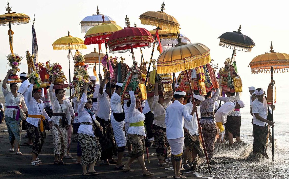 prosesi Melasti Bali jelang Nyepi 1948 Saka