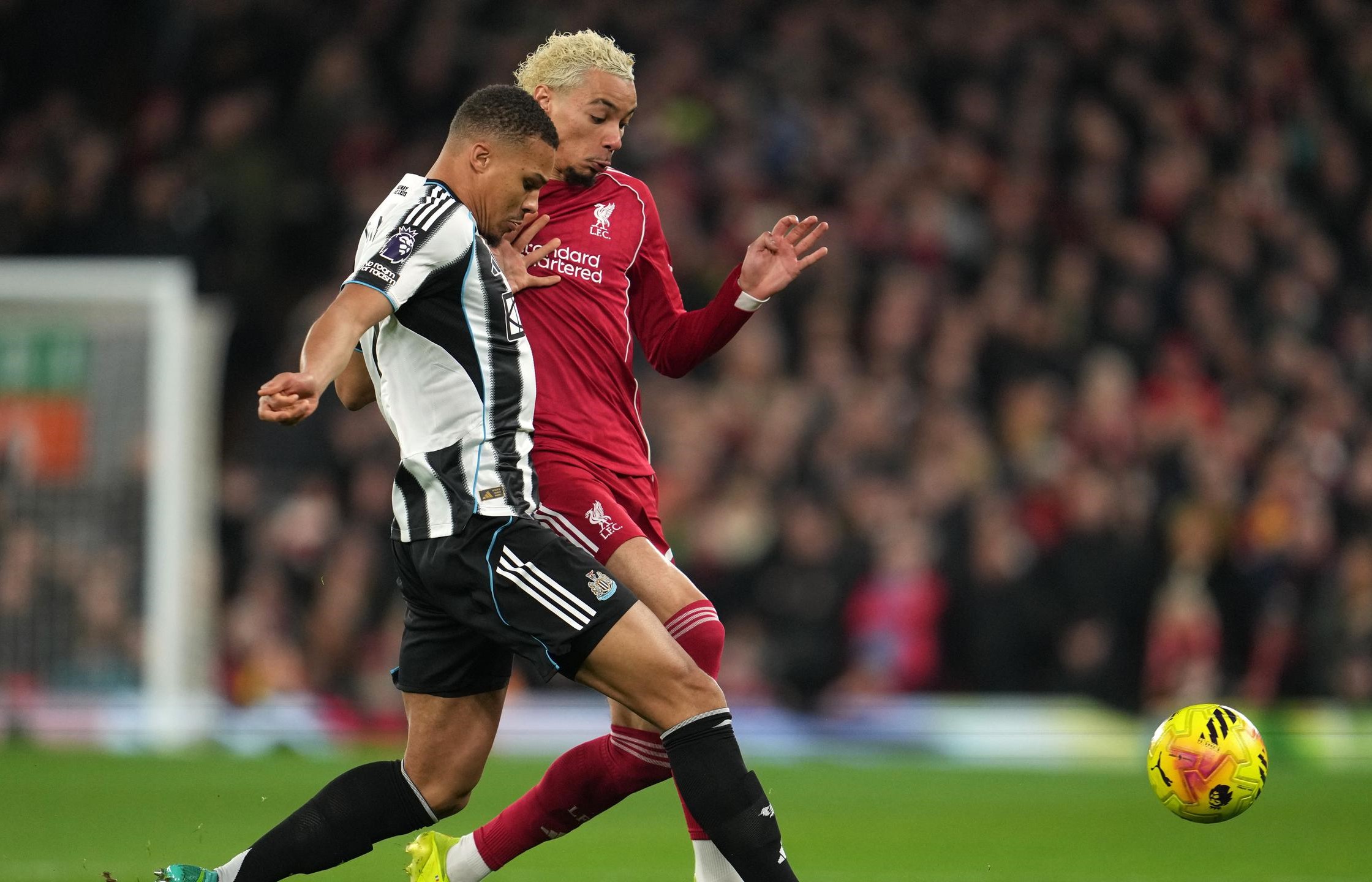 Manchester United Pertimbangkan Bek Eks AC Milan sebagai Suksesor Maguire