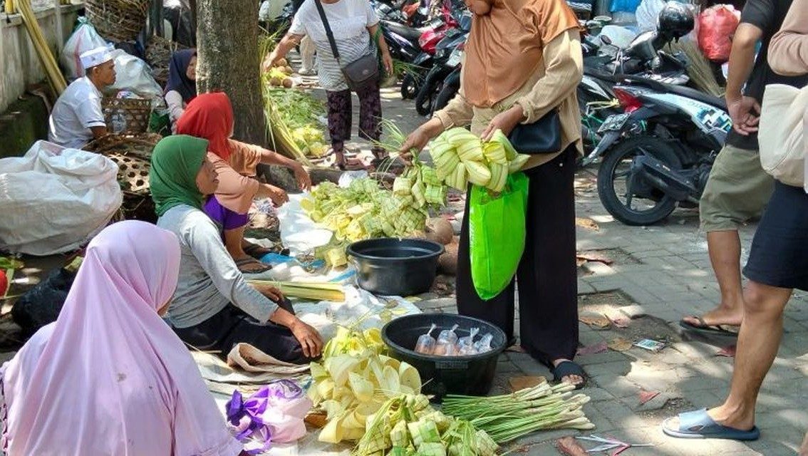 Tradisi Lebaran Topat Lombok, Harmoni Ibadah dan Budaya