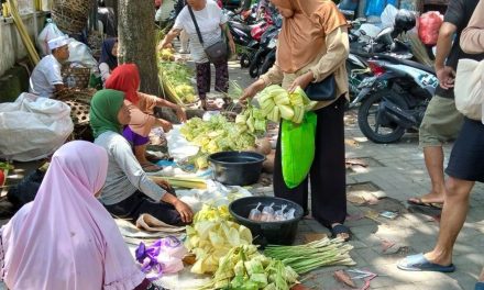 Tradisi Lebaran Topat Lombok, Harmoni Ibadah dan Budaya