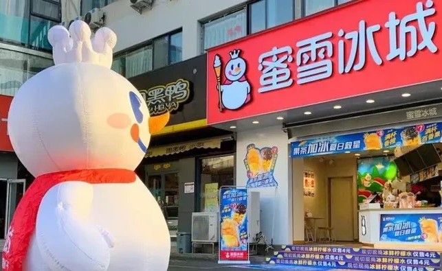 Maskot Snow King milik Mixue dalam konsep taman hiburan di Zhengzhou