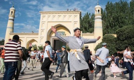 5 Tradisi Unik Idul Fitri di Berbagai Negara, Ada Bagi Permen