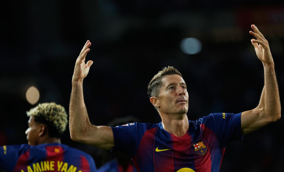 Robert Lewandowski saat bermain bersama Barcelona di La Liga