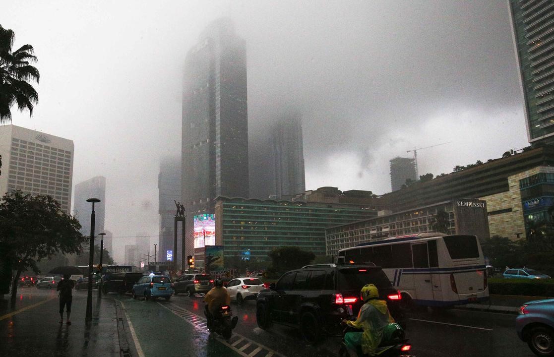 Hujan lebat mengguyur jalanan kota di Indonesia saat cuaca ekstrem