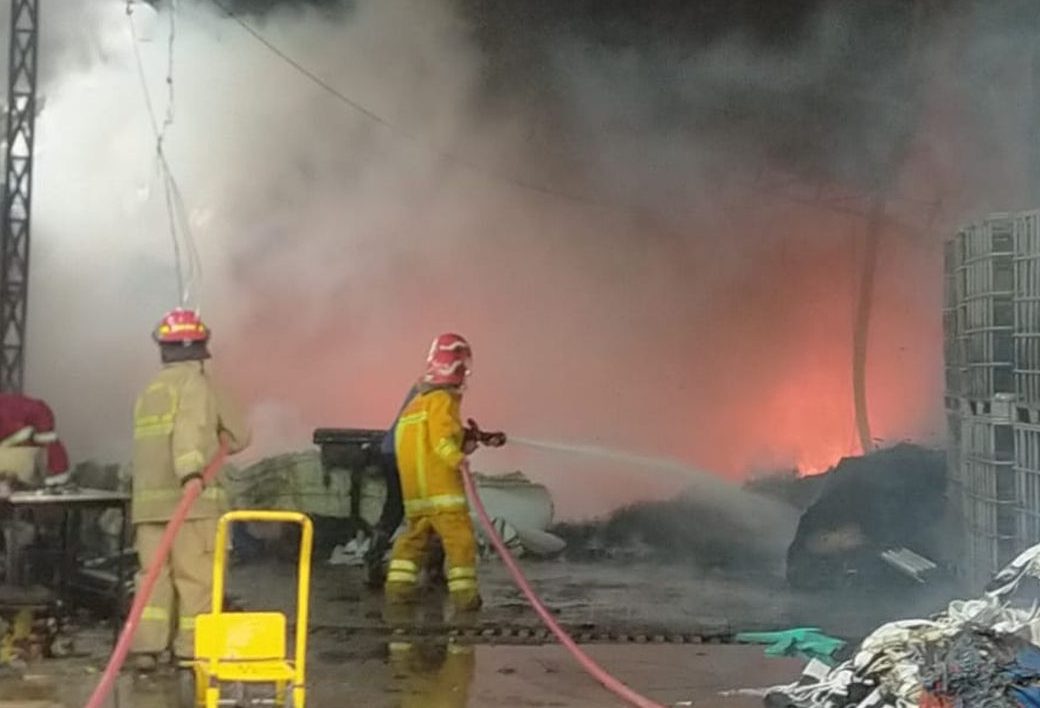 Kebakaran pabrik kasur di Bogor dengan asap hitam tebal