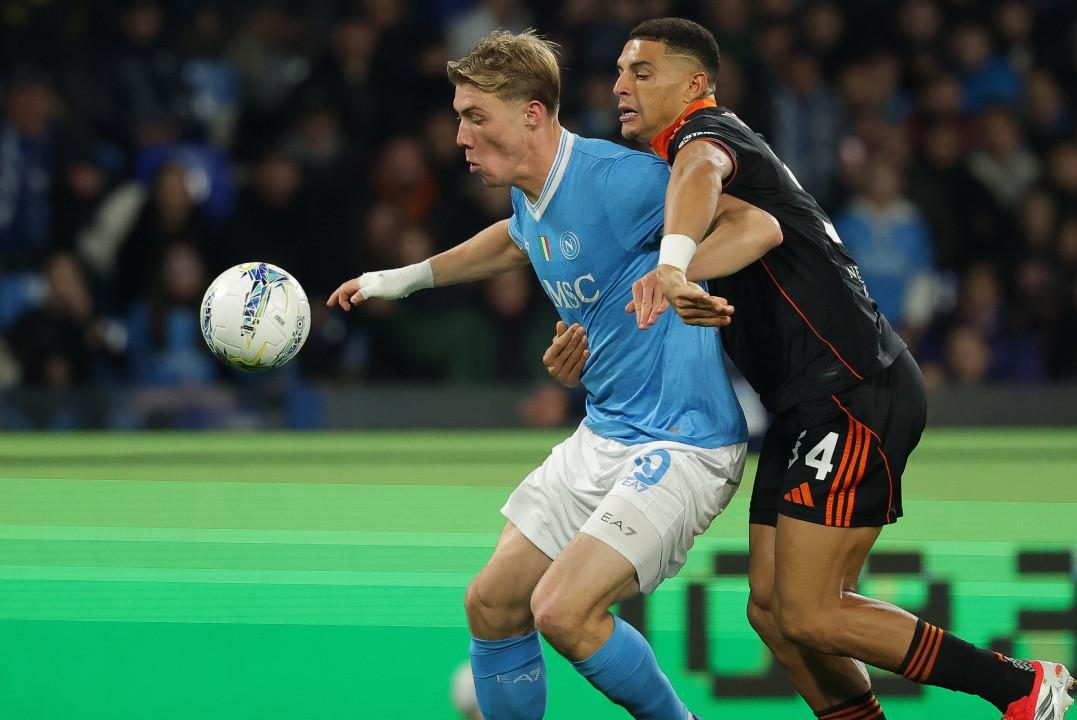Pemain Como dan Napoli bertanding sengit di Serie A dalam perebutan tiket Liga Champions