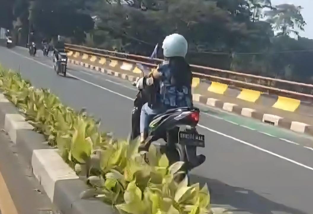 Pengendara motor lawan arah di Jalan Juanda Depok yang viral di media sosial