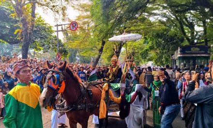 Warga Salfok Kuda Mini di Kirab Nelayan Palabuhanratu