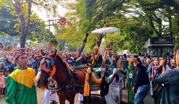 Warga Salfok Kuda Mini di Kirab Nelayan Palabuhanratu