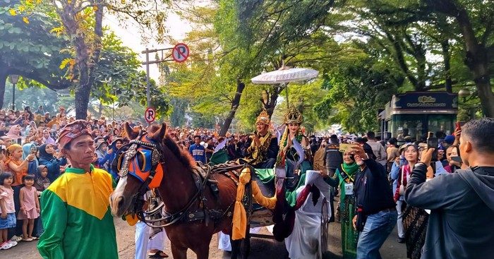 Raja dan Putri Nelayan tampil di Kirab Hari Nelayan Palabuhanratu