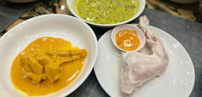Hidangan khas Minang di Kari Minang Depok dengan pilihan lauk lengkap seperti rendang, ayam pop, dan sate Padang dalam restoran premium yang nyaman.
