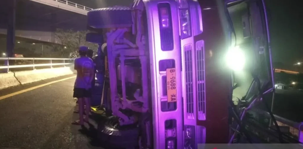 Truk trailer terguling di Jalan Layang Tomang