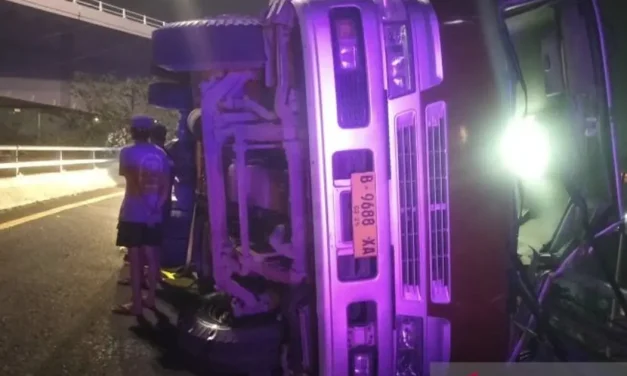 Truk Trailer Terguling di Tomang, Wiremesh Berjatuhan