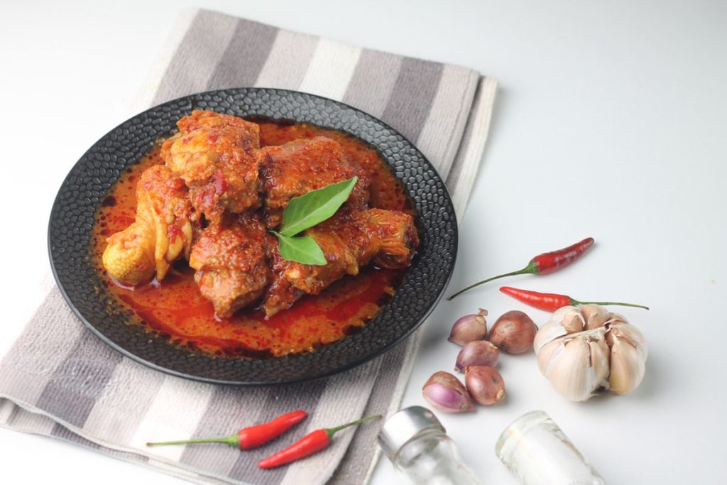Ayam bumbu Bali berbumbu merah pekat dengan rempah khas