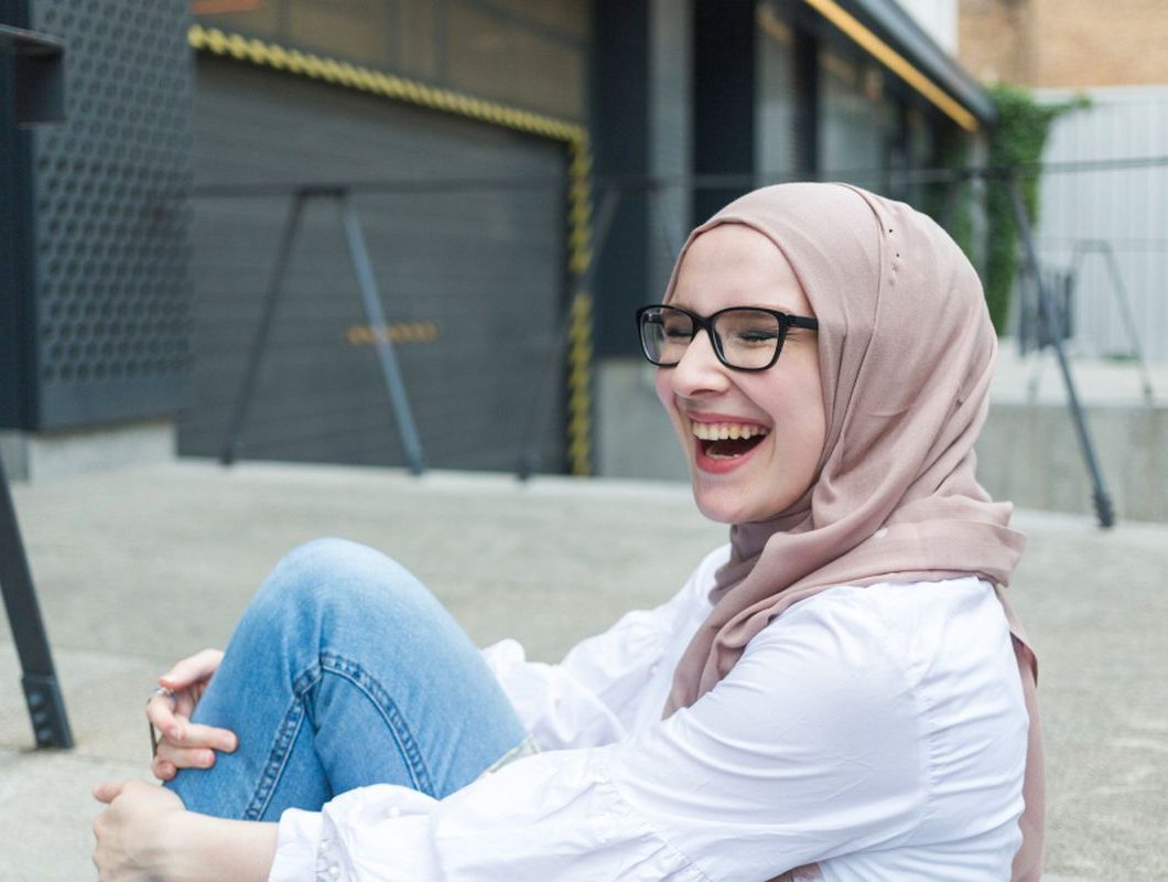 Seseorang menikmati momen sederhana sebagai salah satu kebiasaan untuk hidup lebih bahagia dan positif