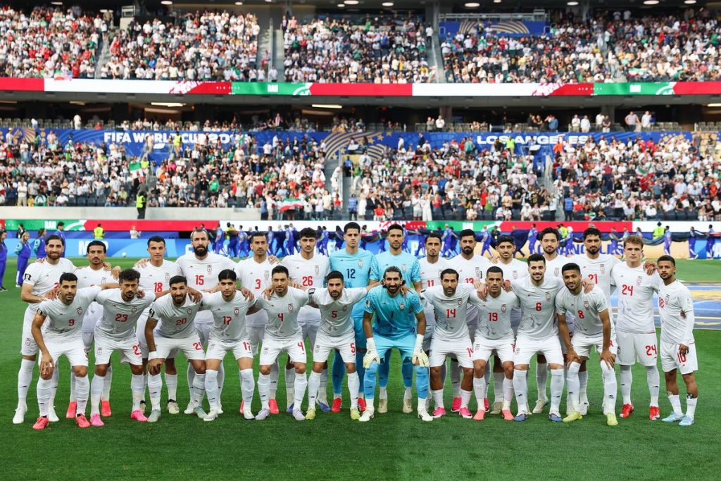 Pemain Timnas Iran bereaksi usai gagal lolos ke babak 32 besar Piala Dunia 2026