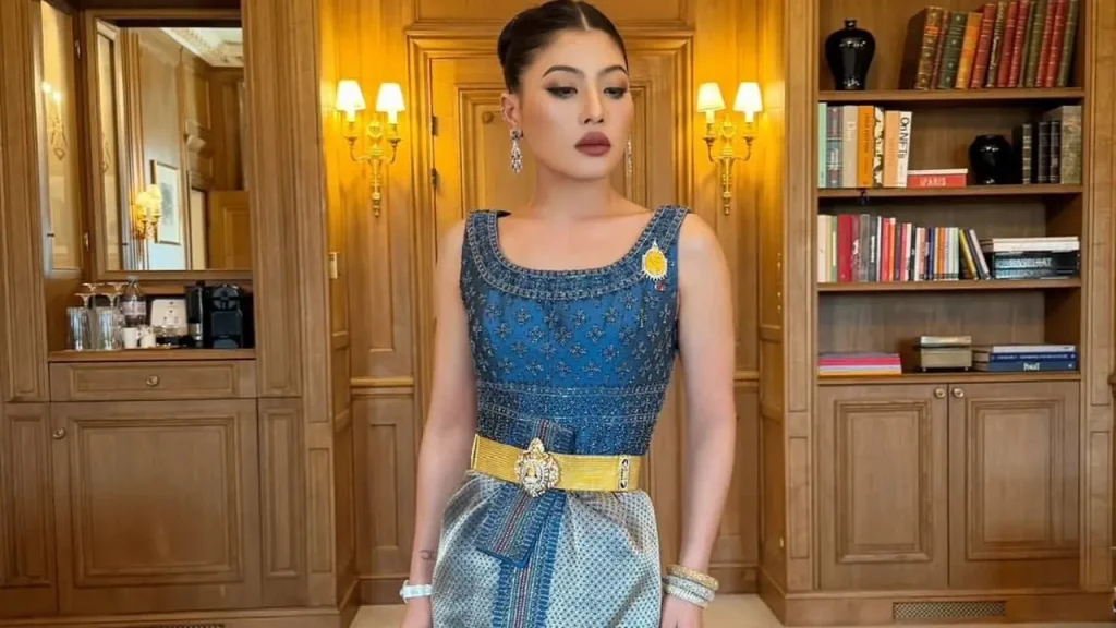Putri Sirivannavari mengenakan busana tradisional Chud Thai Dusit saat menghadiri jamuan kenegaraan di Paris, Prancis.