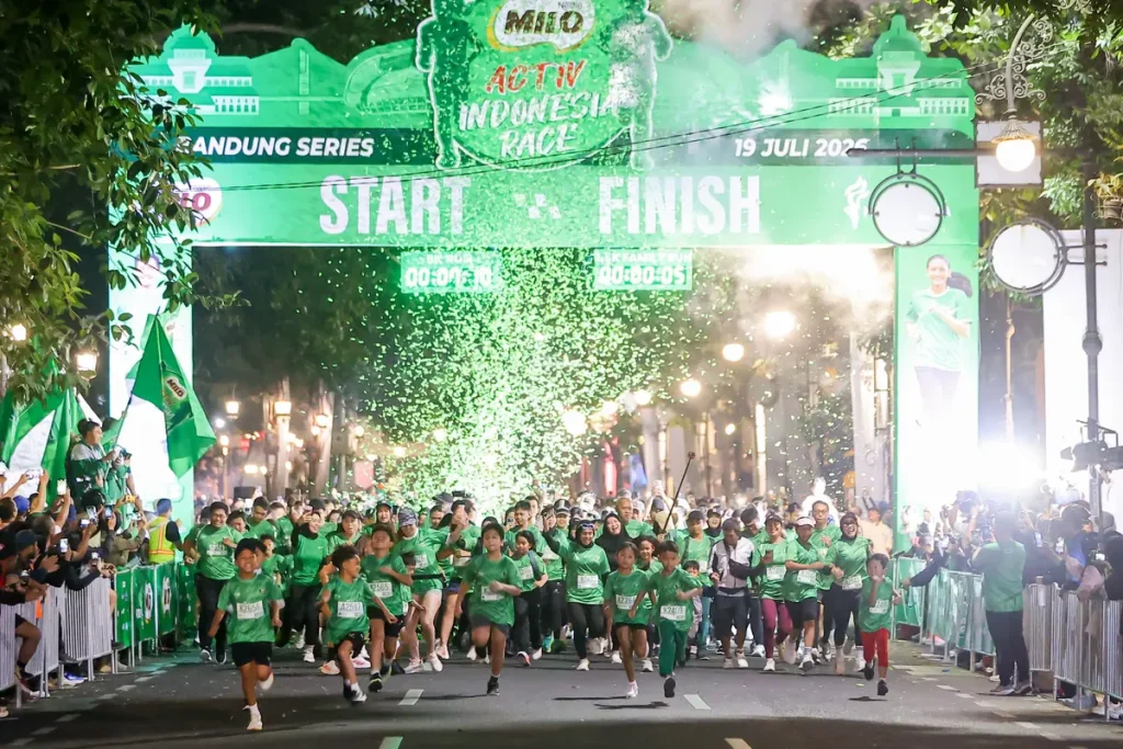 Ribuan peserta mengikuti MILO ACTIV Indonesia Race 2026 Bandung Series di Balai Kota Bandung dalam kategori 5K dan Family Run 2,5K.