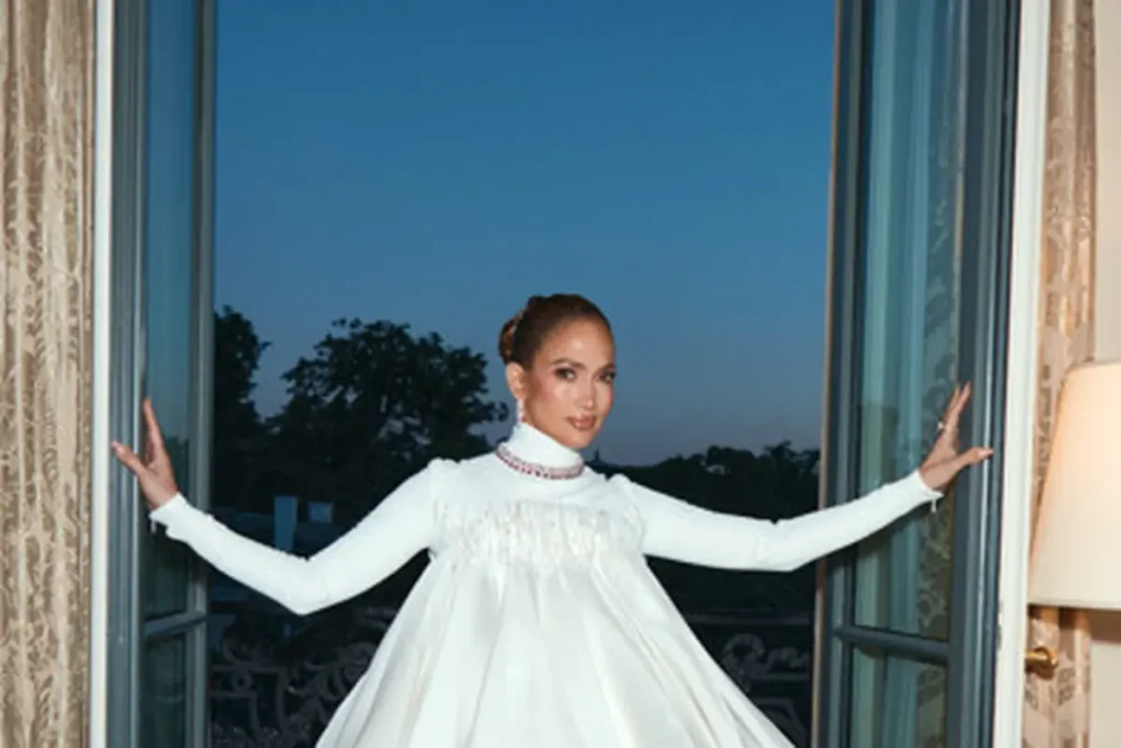 Jennifer Lopez tampil glamor dengan gaun mewah dan perhiasan berlian saat merayakan ulang tahun ke-57 di Paris.