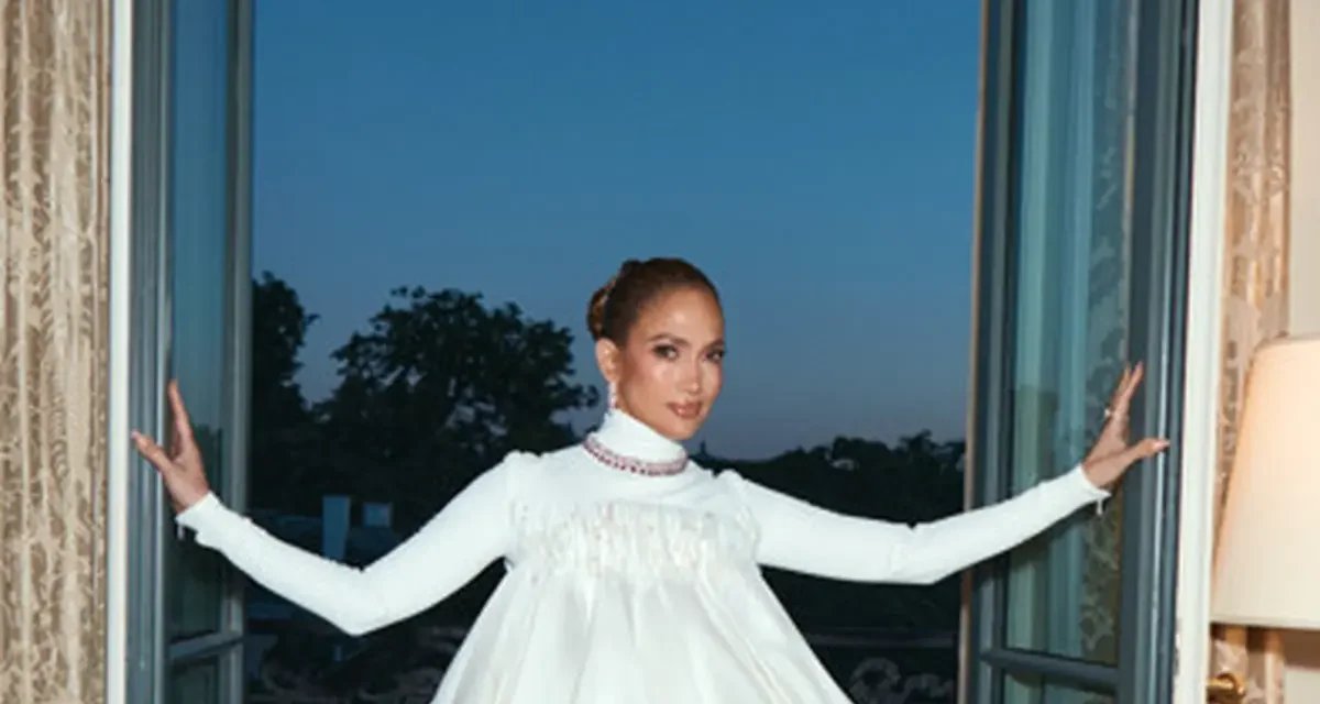 Gaya Jennifer Lopez di Paris Saat Ulang Tahun ke-57 Tuai Pujian