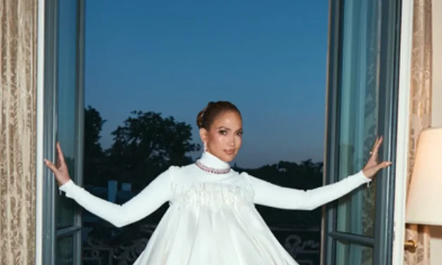 Gaya Jennifer Lopez di Paris Saat Ulang Tahun ke-57 Tuai Pujian
