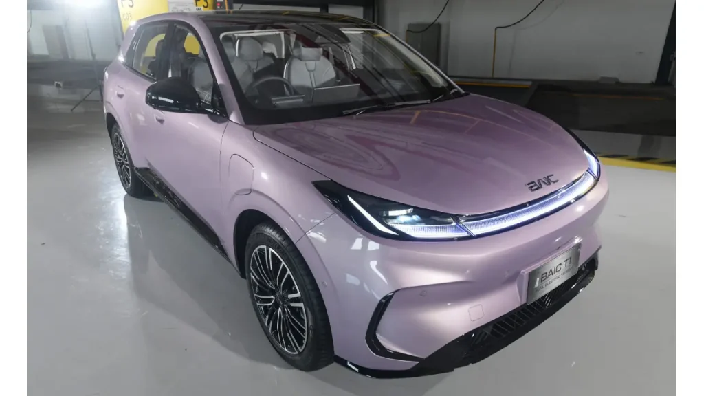 BAIC T1 crossover listrik dengan Auto Parking Assist, kabin luas, dan fitur modern untuk perjalanan sehari-hari.