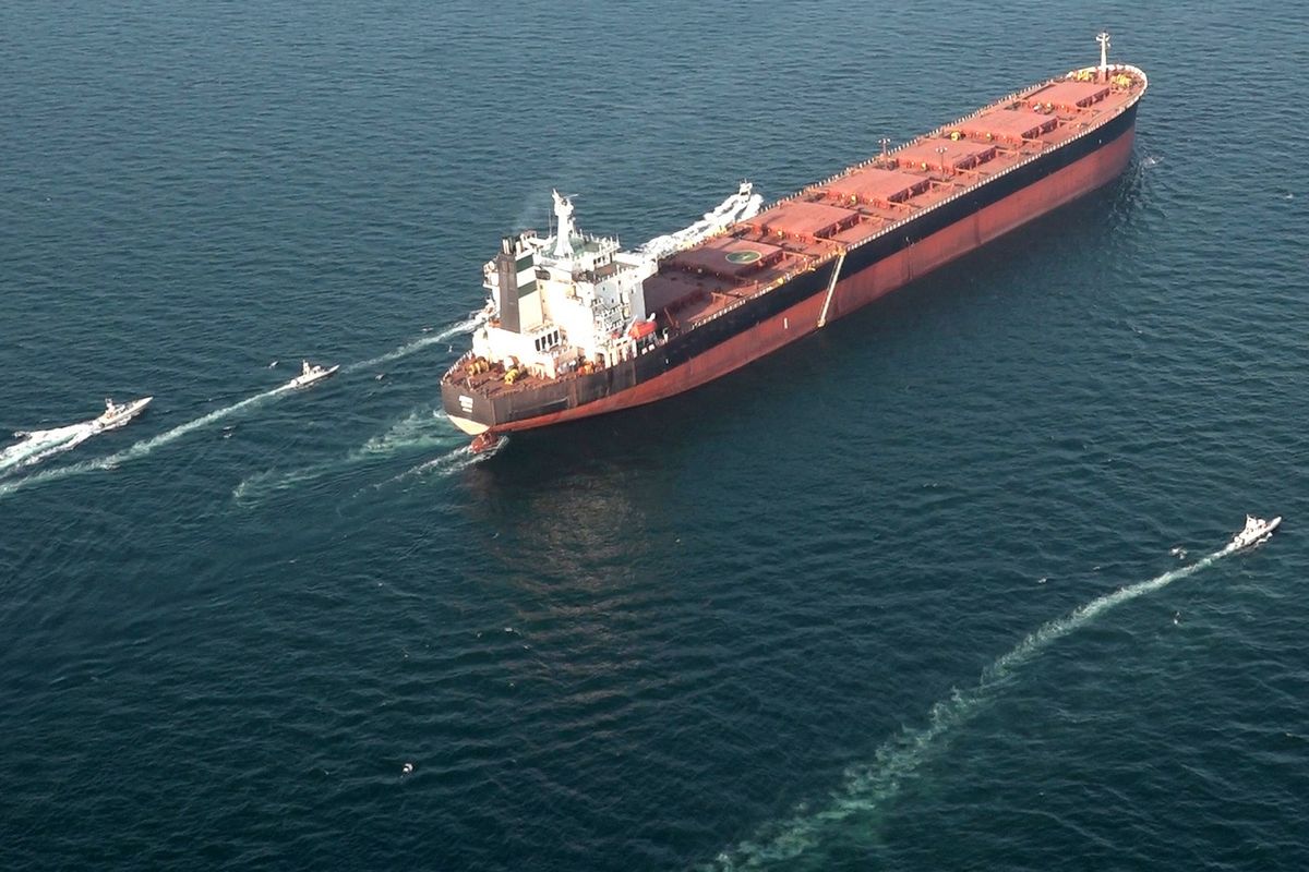 Dua Tanker Terbakar Di Selat Hormuz