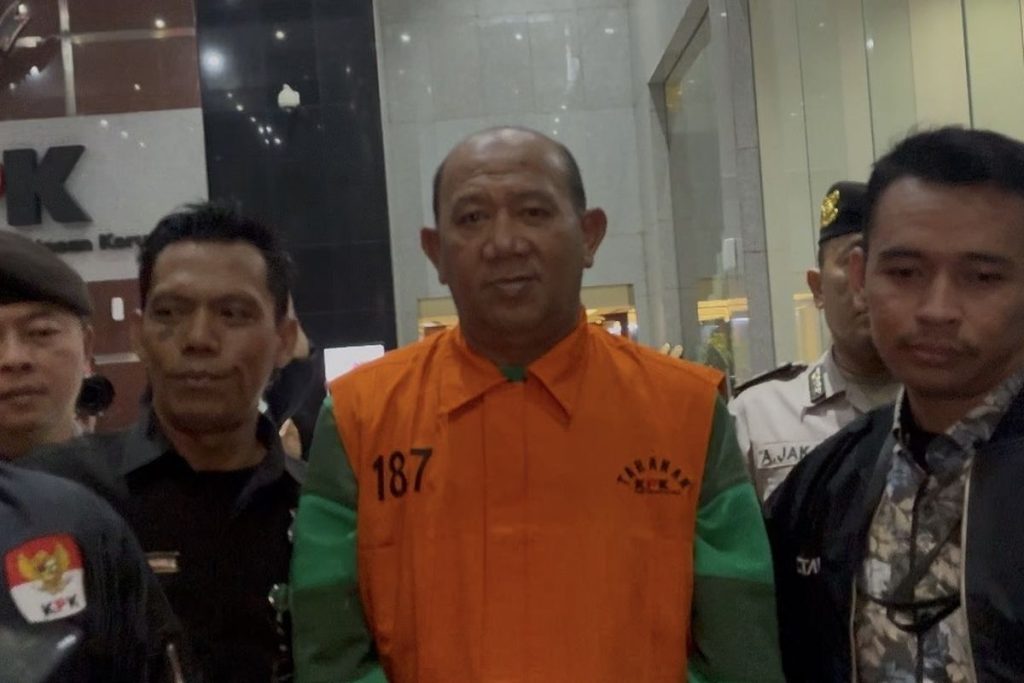 Bupati Langkat Syah Afandin mengenakan rompi tahanan oranye usai ditahan KPK dalam kasus dugaan suap proyek.