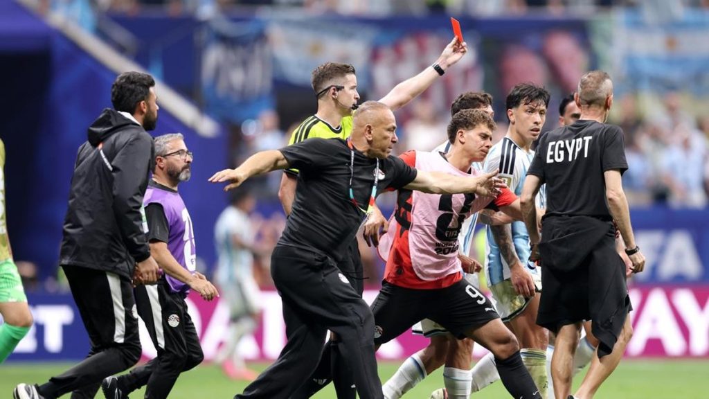Pemain Timnas Mesir memprotes keputusan wasit saat menghadapi Argentina pada babak 16 besar Piala Dunia 2026.