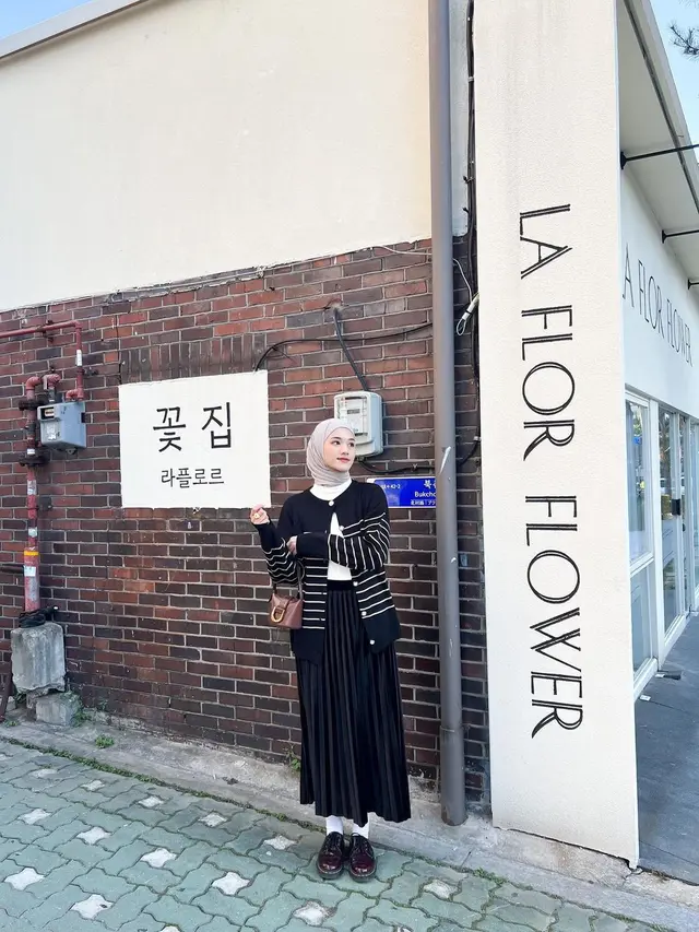 Rok maxi panjang dengan tampilan elegan dan modern untuk gaya fesyen wanita.