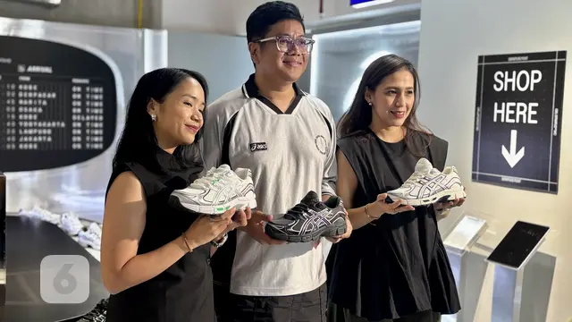 Pengunjung mencoba sneaker ASICS GEL-STRATUS MC di pop-up experience bertema bandara dalam JSD Blok M Festival 2026.