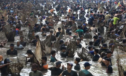 Tradisi Grobyak Ikan di Kediri, Warga Tangkap Ikan sebagai Wujud Syukur