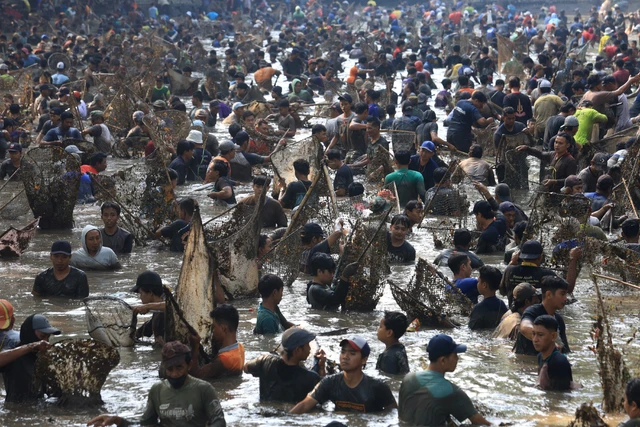 Tradisi Grobyak Ikan di Kediri, Warga Tangkap Ikan sebagai Wujud Syukur