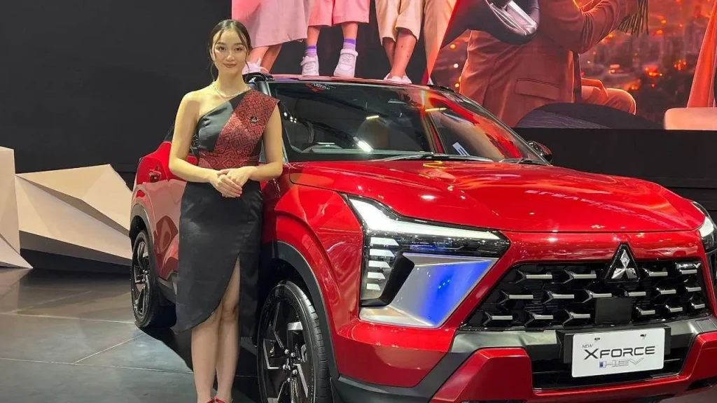Mitsubishi New Xforce HEV berwarna putih dengan desain SUV modern dan teknologi hybrid terbaru.