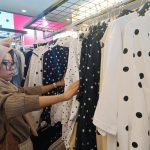 Tips Memilih Pakaian untuk Cuaca Panas agar Tubuh Tetap Sejuk