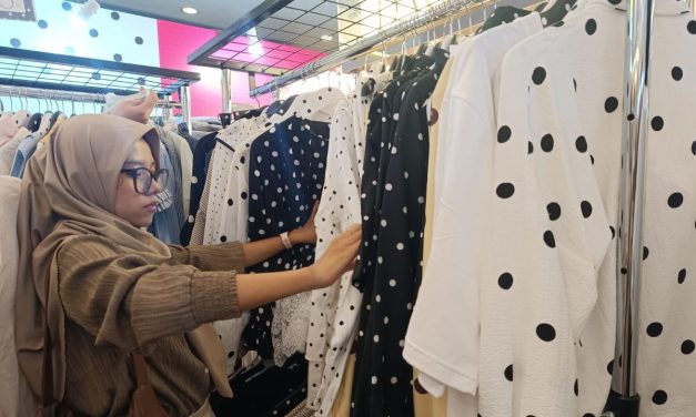 Tips Memilih Pakaian untuk Cuaca Panas agar Tubuh Tetap Sejuk