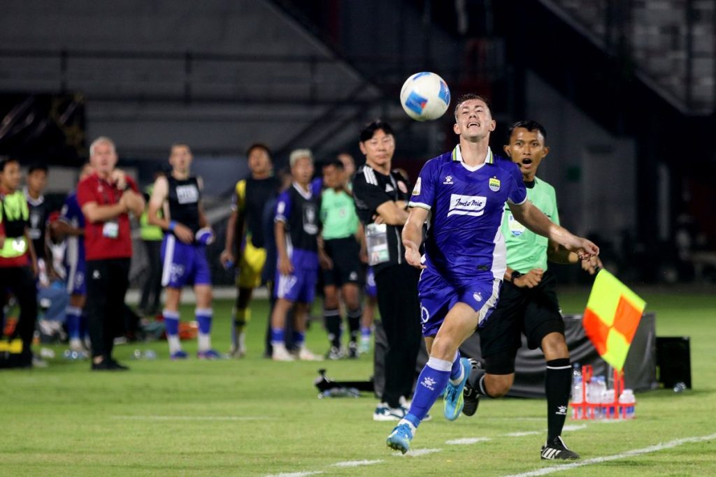 Aksi Mariano Peralta dalam partai semifinal Piala Presiden 2026 Persib vs Persija yang digelar di Stadion Kapten I Wayan Dipta, Gianyar, Bali, Selasa (4/8/2026).