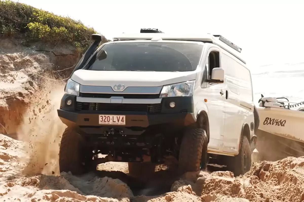 Toyota HiAce camper 4x4